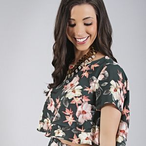 Show me your mumu floral candice crop top